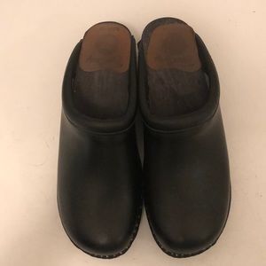 Selling men’s clogs!